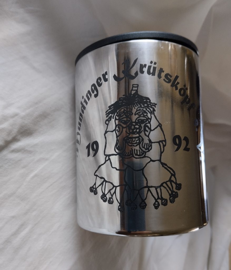 Edelstahl-Becher-04-mit-Deckel-877x1024 Häs